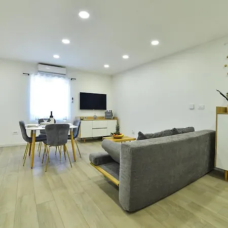 Maris Apartment *